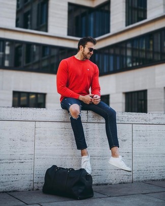 Blaue enge Jeans mit Destroyed-Effekten kombinieren – 385 Herren Outfits: Für ein bequemes Couch-Outfit, paaren Sie einen roten Pullover mit einem Rundhalsausschnitt mit blauen engen Jeans mit Destroyed-Effekten. Putzen Sie Ihr Outfit mit weißen Leder niedrigen Sneakers.