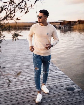 Pullover mit einem Rundhalsausschnitt kombinieren – 158 Lässige Herren Outfits: Ein Pullover mit einem Rundhalsausschnitt und blaue enge Jeans mit Destroyed-Effekten sind eine perfekte Wochenend-Kombination. Fühlen Sie sich mutig? Vervollständigen Sie Ihr Outfit mit weißen Segeltuch niedrigen Sneakers.