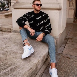Schwarzen und weißen bedruckten Pullover mit einem Rundhalsausschnitt kombinieren – 71 Herren Outfits: Kombinieren Sie einen schwarzen und weißen bedruckten Pullover mit einem Rundhalsausschnitt mit blauen engen Jeans mit Destroyed-Effekten für einen entspannten Wochenend-Look. Entscheiden Sie sich für weißen und blauen Segeltuch niedrige Sneakers, um Ihr Modebewusstsein zu zeigen.