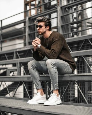 Braunen Pullover mit einem Rundhalsausschnitt kombinieren – 7 Lässige Herren Outfits: Kombinieren Sie einen braunen Pullover mit einem Rundhalsausschnitt mit grauen engen Jeans mit Destroyed-Effekten für einen entspannten Wochenend-Look. Fühlen Sie sich ideenreich? Entscheiden Sie sich für weißen Leder niedrige Sneakers.