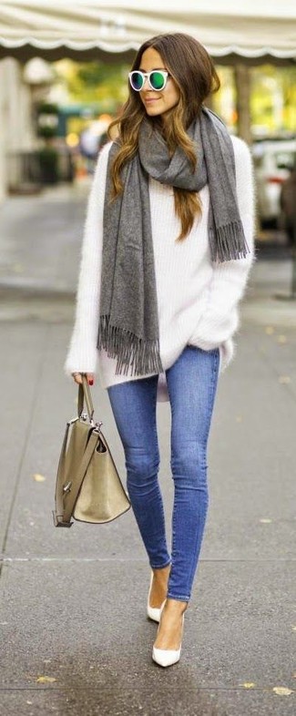 Wie Pumps mit Jeans zu kombinieren – 500+ Smart-Casual Damen Outfits: Probieren Sie die Kombination aus einem weißen flauschigen Pullover mit einem Rundhalsausschnitt und Jeans für einen Freizeit-Look, der, Charme und Charakter ausstrahlt. Pumps sind eine kluge Wahl, um dieses Outfit zu vervollständigen.