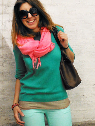 Mintgrünen Pullover mit einem Rundhalsausschnitt kombinieren – 34 Damen Outfits: Um einen geradlinigen aber stylischen Freizeit-Look zu erzielen, erwägen Sie das Tragen von einem mintgrünen Pullover mit einem Rundhalsausschnitt und mintgrünen engen Jeans.