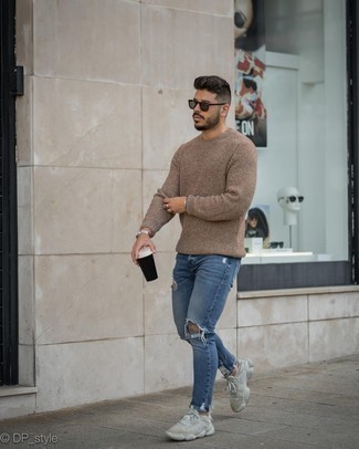 Braunen Pullover mit einem Rundhalsausschnitt kombinieren – 421 Herren Outfits: Ein brauner Pullover mit einem Rundhalsausschnitt und blaue enge Jeans mit Destroyed-Effekten sind eine kluge Outfit-Formel für Ihre Sammlung. Komplettieren Sie Ihr Outfit mit hellbeige Sportschuhen.