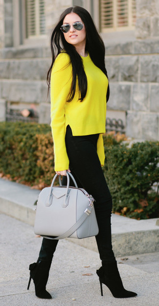 Gelben Pullover mit einem Rundhalsausschnitt kombinieren – 58 Damen Outfits: Ein gelber Pullover mit einem Rundhalsausschnitt und schwarze enge Jeans sind wunderbar geeignet, um einen schönen, lässigen Look zu erhalten. Vervollständigen Sie Ihr Look mit schwarzen Wildleder Stiefeletten.