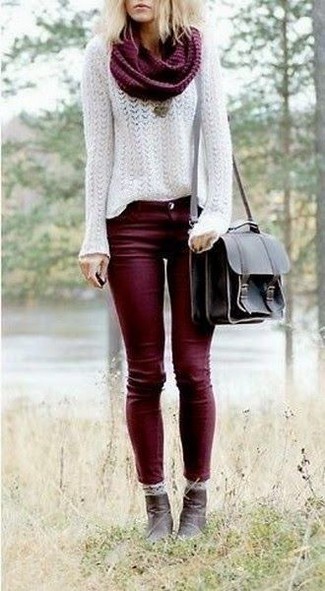 weißer Mohair Pullover mit einem Rundhalsausschnitt, dunkelrote enge Jeans, dunkelbraune Leder Stiefeletten, schwarze Satchel-Tasche aus Leder für Damen