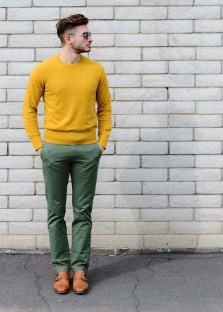 20 Jährige: Gelben Pullover mit einem Rundhalsausschnitt kombinieren – 14 Smart-Casual Herren Outfits warm Wetter: Die Kombination von einem gelben Pullover mit einem Rundhalsausschnitt und einer grünen Chinohose erlaubt es Ihnen, Ihren Freizeitstil klar und einfach zu halten. Entscheiden Sie sich für beige Doppelmonks aus Leder, um Ihr Modebewusstsein zu zeigen.