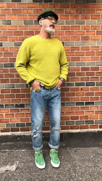 gelbgrüner Pullover mit einem Rundhalsausschnitt, blaue Jeans mit Destroyed-Effekten, grüne Wildleder niedrige Sneakers, dunkelgrüne Schiebermütze für Herren