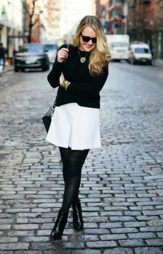 Goldene Uhr kombinieren – 500+ Damen Outfits: Um einen wunderbaren Freizeit-Look zu schaffen, sind ein schwarzer Pullover mit einem Rundhalsausschnitt und eine goldene Uhr ganz gut geeignet. Schwarze Leder Stiefeletten sind eine perfekte Wahl, um dieses Outfit zu vervollständigen.