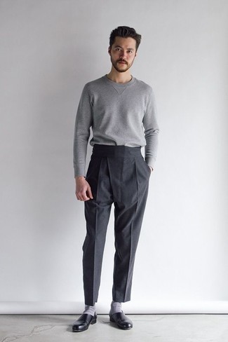grauer Pullover mit einem Rundhalsausschnitt, schwarze Anzughose, schwarze Leder Slipper, graue Socken für Herren