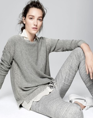 grauer Pullover mit einem Rundhalsausschnitt, hellbeige Chiffon Businesshemd, graue Jogginghose, weiße niedrige Sneakers für Damen