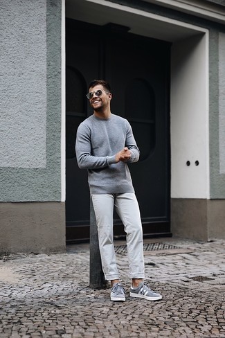 Grauen Pullover mit einem Rundhalsausschnitt kombinieren – 500+ Herren Outfits: Kombinieren Sie einen grauen Pullover mit einem Rundhalsausschnitt mit einer grauen Chinohose für ein sonntägliches Mittagessen mit Freunden. Fühlen Sie sich mutig? Wählen Sie grauen Segeltuch niedrige Sneakers.