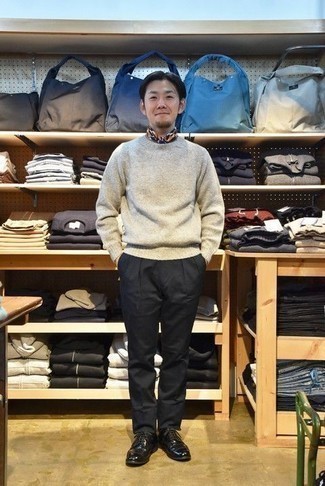 Bedruckten Schal kombinieren – 500+ Herren Outfits: Kombinieren Sie einen grauen Pullover mit einem Rundhalsausschnitt mit einem bedruckten Schal für einen entspannten Wochenend-Look. Entscheiden Sie sich für schwarzen Leder Derby Schuhe, um Ihr Modebewusstsein zu zeigen.