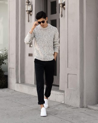 Welche Chinohosen mit grauen Pullovers mit einem Rundhalsausschnitt zu tragen – 164 Frühling Herren Outfits: Entscheiden Sie sich für einen grauen Pullover mit einem Rundhalsausschnitt und eine Chinohose für ein Alltagsoutfit, das Charakter und Persönlichkeit ausstrahlt. Fühlen Sie sich ideenreich? Komplettieren Sie Ihr Outfit mit weißen Segeltuch niedrigen Sneakers. Schon ergibt sich ein schöner Übergangs-Look.
