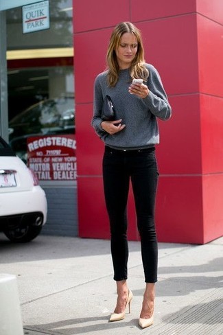 30 Jährige: Grauen Pullover kombinieren – 500+ Damen Outfits: Um einen schlichten aber mühelosen Look zu schaffen, probieren Sie diese Paarung aus einem grauen Pullover und schwarzen engen Jeans. Dieses Outfit passt hervorragend zusammen mit hellbeige Leder Pumps.