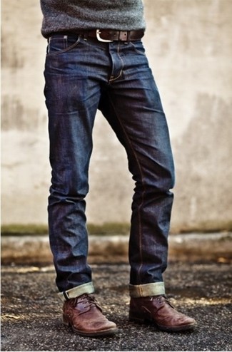 grauer Pullover mit einem Rundhalsausschnitt, dunkelblaue Jeans, dunkelrote Chukka-Stiefel aus Leder, brauner Ledergürtel für Herren
