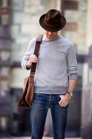 Braunen Wollhut kombinieren – 416 Herren Outfits: Vereinigen Sie einen grauen Pullover mit einem Rundhalsausschnitt mit einem braunen Wollhut für einen entspannten Wochenend-Look.
