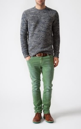 Grüne Jeans kombinieren – 27 Herren Outfits: Vereinigen Sie einen grauen Pullover mit einem Rundhalsausschnitt mit grünen Jeans für einen bequemen Alltags-Look. Fühlen Sie sich ideenreich? Vervollständigen Sie Ihr Outfit mit braunen Leder Derby Schuhen.