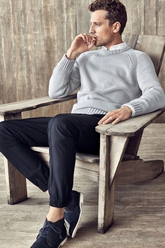 grauer Pullover mit einem Rundhalsausschnitt, weißes Langarmhemd, schwarze Chinohose, dunkelblaue Chukka-Stiefel aus Wildleder für Herren