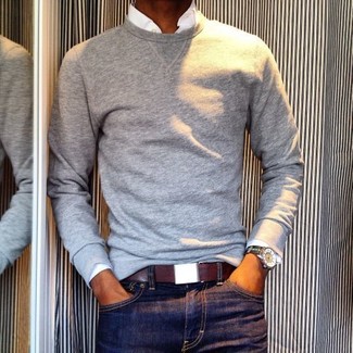 Dunkelroten Ledergürtel kombinieren – 122 Herren Outfits: Ein grauer Pullover mit einem Rundhalsausschnitt und ein dunkelroter Ledergürtel sind eine gute Outfit-Formel für Ihre Sammlung.