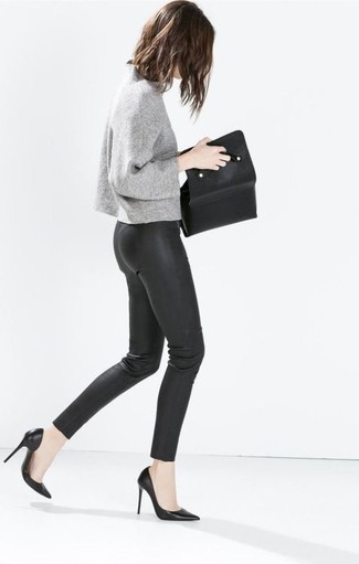 Schwarze Clutch kombinieren – 158 Casual Damen Outfits: Diese Paarung aus einem grauen Pullover mit einem Rundhalsausschnitt und einer schwarzen Clutch schafft die richtige Balance zwischen einem Trend-Look und zeitgenössische Schick. Komplettieren Sie Ihr Outfit mit schwarzen Leder Pumps.