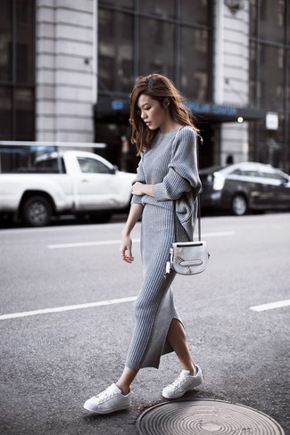 Strick Rock kombinieren – 30 Damen Outfits: Tragen Sie einen grauen Pullover mit einem Rundhalsausschnitt und einen Strick Rock, um ein zeitgenössisches Alltags-Outfit zu erzielen. Wählen Sie weißen Leder niedrige Sneakers, um Ihr Modebewusstsein zu zeigen.