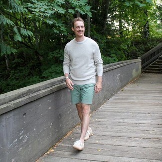 Mintgrüne Shorts kombinieren – 63 Herren Outfits: Entscheiden Sie sich für einen grauen Pullover mit einem Rundhalsausschnitt und mintgrünen Shorts für ein großartiges Wochenend-Outfit. Weiße Segeltuch niedrige Sneakers sind eine großartige Wahl, um dieses Outfit zu vervollständigen.