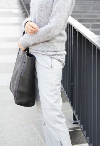 grauer Pullover mit einem Rundhalsausschnitt von Alexandra Golovanoff