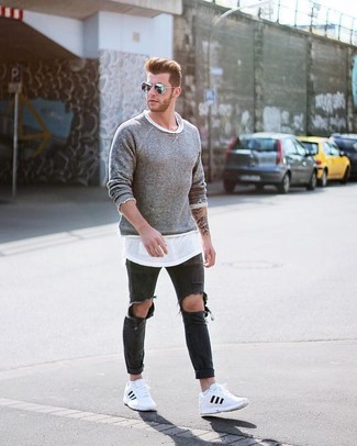 Weiße niedrige Sneakers kombinieren – 500+ Herren Outfits: Kombinieren Sie einen grauen Pullover mit einem Rundhalsausschnitt mit schwarzen engen Jeans mit Destroyed-Effekten für einen entspannten Wochenend-Look. Setzen Sie bei den Schuhen auf die klassische Variante mit weißen niedrigen Sneakers.