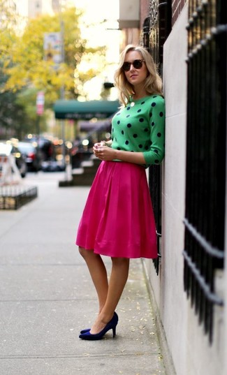 Mintgrünen Pullover mit einem Rundhalsausschnitt kombinieren – 34 Damen Outfits: Um einen legeren Look zu schaffen, sind ein mintgrüner Pullover mit einem Rundhalsausschnitt und ein fuchsia Skaterrock ganz gut geeignet. Dunkelblaue Wildleder Pumps sind eine kluge Wahl, um dieses Outfit zu vervollständigen.