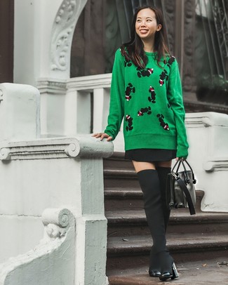 Schwarzen Skaterrock kombinieren – 212 Damen Outfits: Wenn Sie ein lockeres Alltags-Outfit erreichen müssen, macht die Kombination aus einem grünen bedruckten Pullover mit einem Rundhalsausschnitt und einem schwarzen Skaterrock Sinn. Fühlen Sie sich mutig? Entscheiden Sie sich für schwarzen Overknee Stiefel aus Segeltuch.