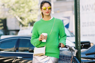 grüner Pullover mit einem Rundhalsausschnitt, weißes T-Shirt mit einem Rundhalsausschnitt, silberner Bleistiftrock, goldene Clutch für Damen
