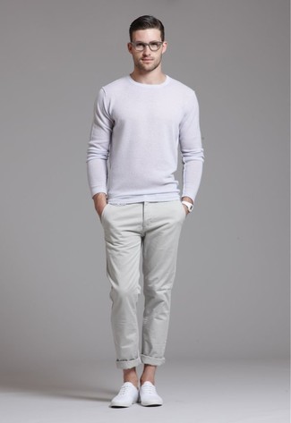 30 Jährige: Hellbeige Pullover mit einem Rundhalsausschnitt kombinieren – 125 Casual Herren Outfits: Erwägen Sie das Tragen von einem hellbeige Pullover mit einem Rundhalsausschnitt und einer hellbeige Chinohose für ein großartiges Wochenend-Outfit. Weiße Leinenschuhe sind eine kluge Wahl, um dieses Outfit zu vervollständigen.