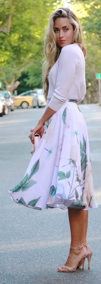 Lila Pullover mit einem Rundhalsausschnitt kombinieren – 15 Damen Outfits: Vereinigen Sie einen lila Pullover mit einem Rundhalsausschnitt mit einem hellvioletten ausgestelltem Rock mit Blumenmuster, um ein müheloses Freizeit-Outfit zu erzeugen. Hellbeige Leder Sandaletten sind eine ideale Wahl, um dieses Outfit zu vervollständigen.