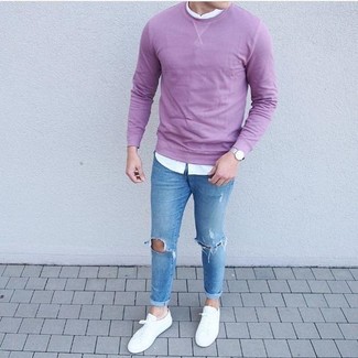 Weiße niedrige Sneakers kombinieren – 500+ Herren Outfits: Ein hellvioletter Pullover mit einem Rundhalsausschnitt und hellblaue enge Jeans mit Destroyed-Effekten sind eine perfekte Wochenend-Kombination. Weiße niedrige Sneakers sind eine einfache Möglichkeit, Ihren Look aufzuwerten.