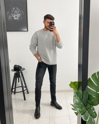 Silberne Jeans kombinieren – 500+ Herbst Herren Outfits: Tragen Sie einen grauen Pullover mit einem Rundhalsausschnitt und silbernen Jeans für einen entspannten Wochenend-Look. Fühlen Sie sich ideenreich? Vervollständigen Sie Ihr Outfit mit schwarzen Chelsea Boots aus Leder. Dieser Look ist perfekt für die Übergangszeit geeignet.