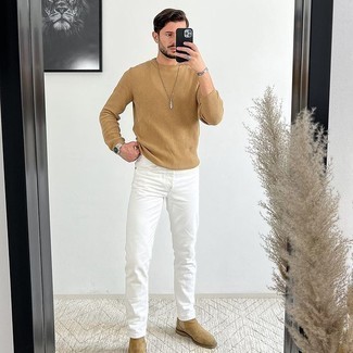 Hellbeige Pullover mit einem Rundhalsausschnitt kombinieren – 500+ Herren Outfits: Entscheiden Sie sich für einen hellbeige Pullover mit einem Rundhalsausschnitt und weißen Jeans für einen bequemen Alltags-Look. Fühlen Sie sich ideenreich? Wählen Sie beige Chelsea Boots aus Wildleder.