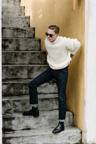 Weißen Pullover mit einem Rundhalsausschnitt kombinieren – 500+ Herren Outfits: Kombinieren Sie einen weißen Pullover mit einem Rundhalsausschnitt mit dunkelblauen Jeans für ein großartiges Wochenend-Outfit. Schwarze Chelsea Boots aus Leder bringen Eleganz zu einem ansonsten schlichten Look.