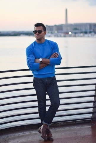 Blauen Pullover mit einem Rundhalsausschnitt kombinieren – 500+ Herbst Herren Outfits: Vereinigen Sie einen blauen Pullover mit einem Rundhalsausschnitt mit dunkelblauen Jeans, um mühelos alles zu meistern, was auch immer der Tag bringen mag. Braune Chukka-Stiefel aus Leder sind eine perfekte Wahl, um dieses Outfit zu vervollständigen. Der Look ist einfach mega und passt super zum Herbst.