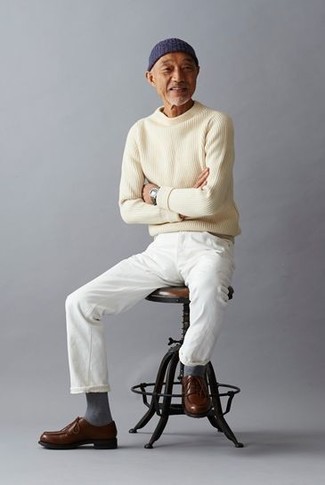 Welche Derby Schuhe mit weißer Jeans zu tragen – 67 Herren Outfits: Kombinieren Sie einen hellbeige Pullover mit einem Rundhalsausschnitt mit weißen Jeans für einen bequemen Alltags-Look. Derby Schuhe bringen Eleganz zu einem ansonsten schlichten Look.