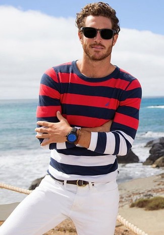 weißer und roter und dunkelblauer horizontal gestreifter Pullover mit einem Rundhalsausschnitt, weiße Jeans, dunkelbrauner Ledergürtel, schwarze und blaue Lederuhr für Herren