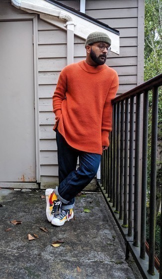 orange Pullover mit einem Rundhalsausschnitt, dunkelblaue Jeans, mehrfarbige hohe Sneakers aus Segeltuch, graue Mütze für Herren