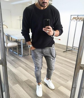Schwarzen Pullover mit einem Rundhalsausschnitt kombinieren – 500+ Herren Outfits: Kombinieren Sie einen schwarzen Pullover mit einem Rundhalsausschnitt mit grauen Jeans mit Destroyed-Effekten für einen entspannten Wochenend-Look. Ergänzen Sie Ihr Outfit mit weißen niedrigen Sneakers, um Ihr Modebewusstsein zu zeigen.