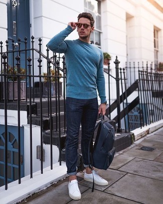 Dunkelblauen Rucksack kombinieren – 202 Herren Outfits: Kombinieren Sie einen blauen Pullover mit einem Rundhalsausschnitt mit einem dunkelblauen Rucksack für einen entspannten Wochenend-Look. Vervollständigen Sie Ihr Outfit mit weißen Segeltuch niedrigen Sneakers, um Ihr Modebewusstsein zu zeigen.