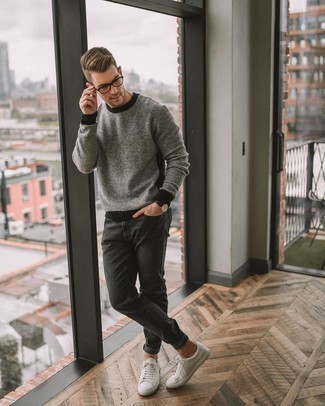 30 Jährige: Wie graue Jeans mit grauen Pullovers mit einem Rundhalsausschnitt zu kombinieren – 7 Casual Frühling Herren Outfits: Kombinieren Sie einen grauen Pullover mit einem Rundhalsausschnitt mit grauen Jeans für ein Alltagsoutfit, das Charakter und Persönlichkeit ausstrahlt. Weiße Leder niedrige Sneakers sind eine kluge Wahl, um dieses Outfit zu vervollständigen. Was für eine geniale Übergangs-Look Idee!