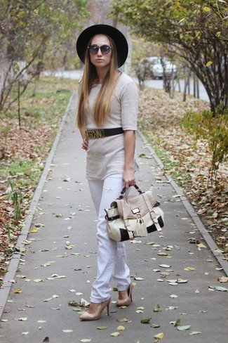 Weiße Jeans kombinieren – 162 Smart-Casual Damen Outfits warm Wetter: Probieren Sie die Kombi aus einem hellbeige Pullover mit einem Rundhalsausschnitt und weißen Jeans - mehr brauchen Sie nicht, um einen Casual-Look zu kreieren. Vervollständigen Sie Ihr Look mit hellbeige verzierten Wildleder Pumps.