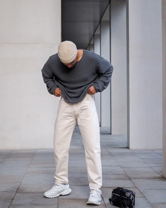 Hellbeige Jeans kombinieren – 500+ Herren Outfits: Kombinieren Sie einen dunkelgrauen Pullover mit einem Rundhalsausschnitt mit hellbeige Jeans für ein großartiges Wochenend-Outfit. Fühlen Sie sich mutig? Wählen Sie weißen Sportschuhe.