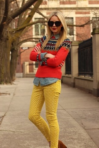 roter Pullover mit einem Rundhalsausschnitt mit Fair Isle-Muster, graues Jeanshemd, gelbe gepunktete Jeans, braune Wildleder Pumps für Damen