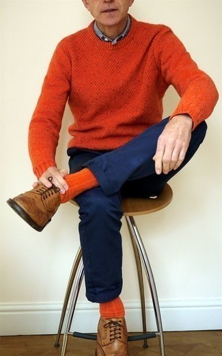Beige Leder Brogues kombinieren – 72 Herren Outfits: Vereinigen Sie einen orange Pullover mit einem Rundhalsausschnitt mit einer dunkelblauen Chinohose, um mühelos alles zu meistern, was auch immer der Tag bringen mag. Putzen Sie Ihr Outfit mit beige Leder Brogues.