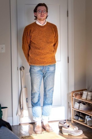 30 Jährige: warm Wetter Outfits Herren 2024: Kombinieren Sie einen rotbraunen Pullover mit einem Rundhalsausschnitt mit hellblauen Jeans mit Flicken für ein großartiges Wochenend-Outfit.