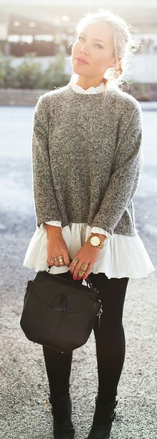 grauer Pullover mit einem Rundhalsausschnitt, weiße Falten Langarmbluse, schwarze Leggings, schwarze Leder Stiefeletten für Damen